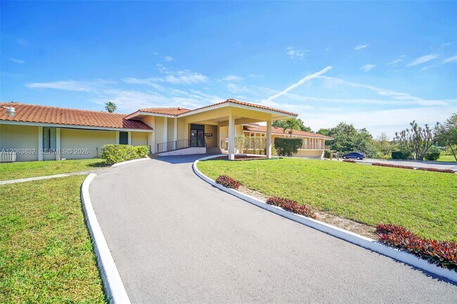 Building Photo - 4160 Inverrary Dr