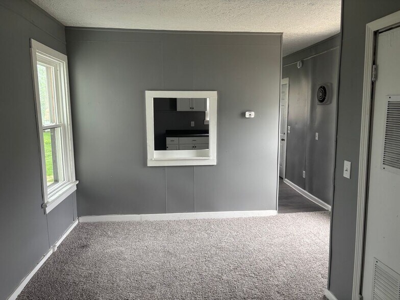 Building Photo - 621 1/2 East Adams Street, Right side