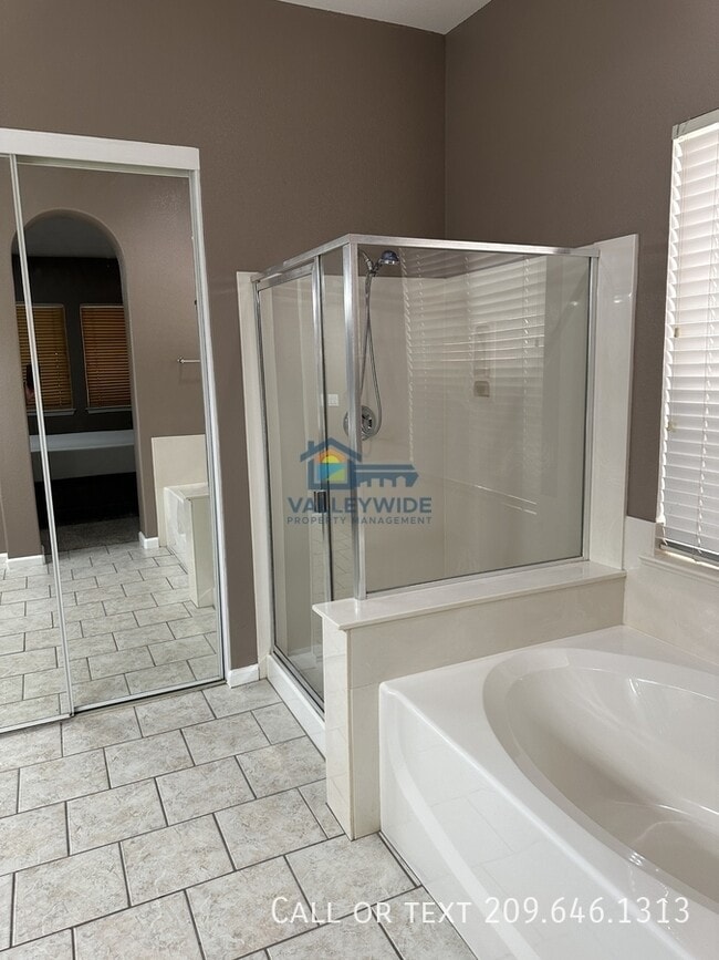 Building Photo - 2555 Crestmore Cir