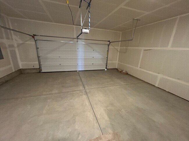 Building Photo - 294 E Viceroy Ave