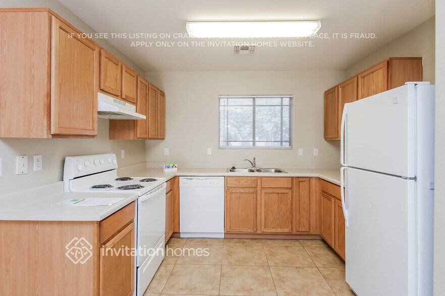 Building Photo - 1715 E Desert Moon Trail