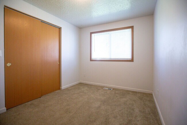 Building Photo - *** 3 Bedroom Woodburn home available now ***