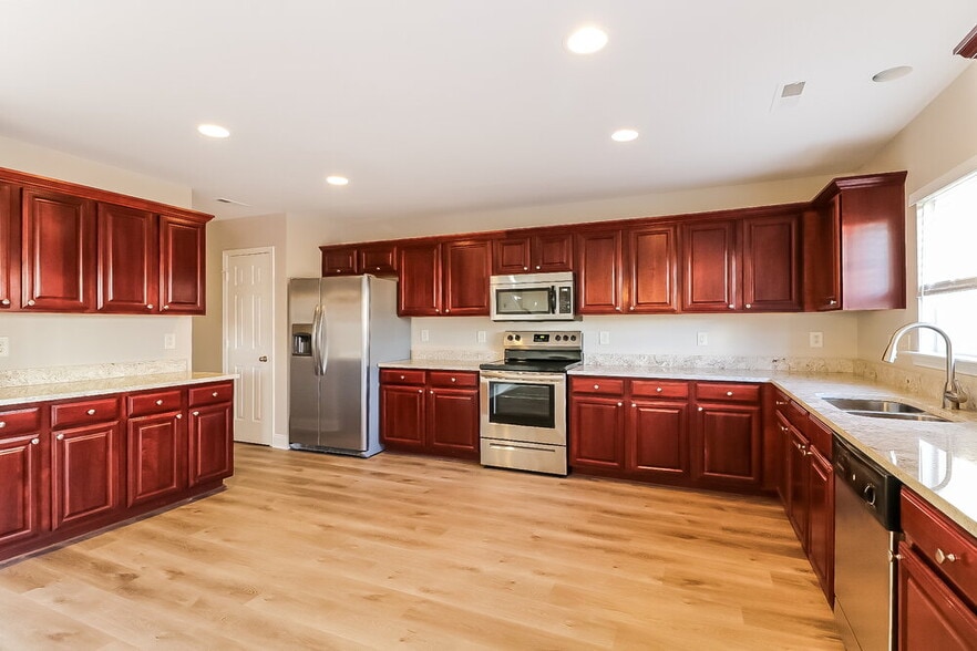 Building Photo - 6131 Paducah Dr