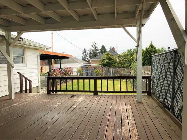 Building Photo - 3 bedroom Ramble House in Manette- Hardwood and Fireplace!