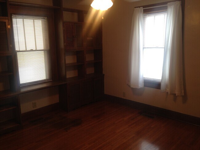 Building Photo - Spacious 3/BR, 1/Bath unit near MSU campus...