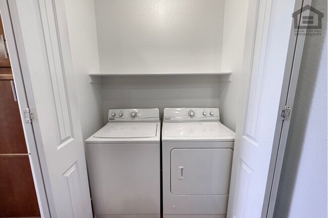 Building Photo - 2Bed/2Bath 2nd Floor Condo in North Scottsdale! Ready for Immediate Move-In! -- Gated Community! ...