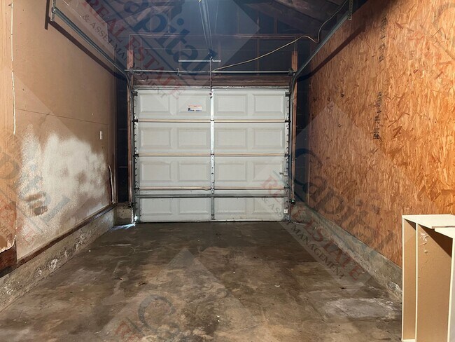 Building Photo - Cozy 2 Bedroom