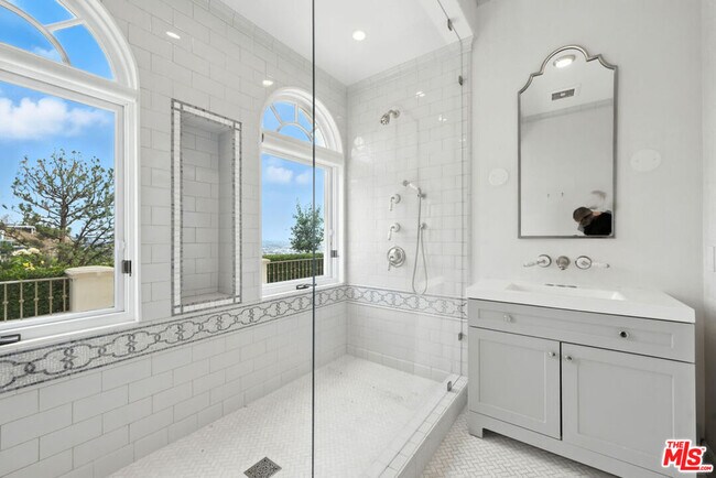 Building Photo - 1675 Woods Dr