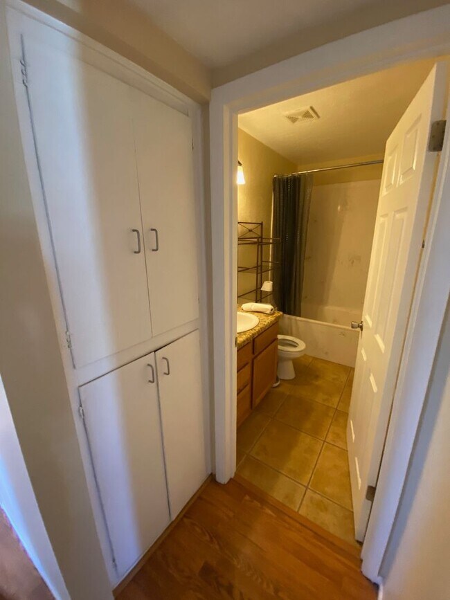 Building Photo - Beautiful 3 bedroom