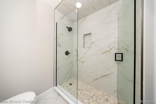 Building Photo - 5240 Clarendon Crest St