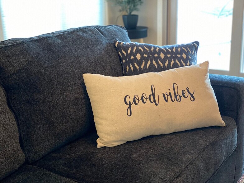 Building Photo - 1541 E Peregrine Trail