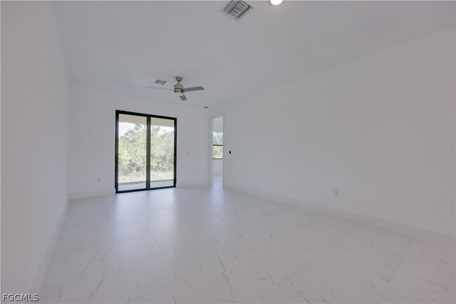 Building Photo - 714 W 12th St