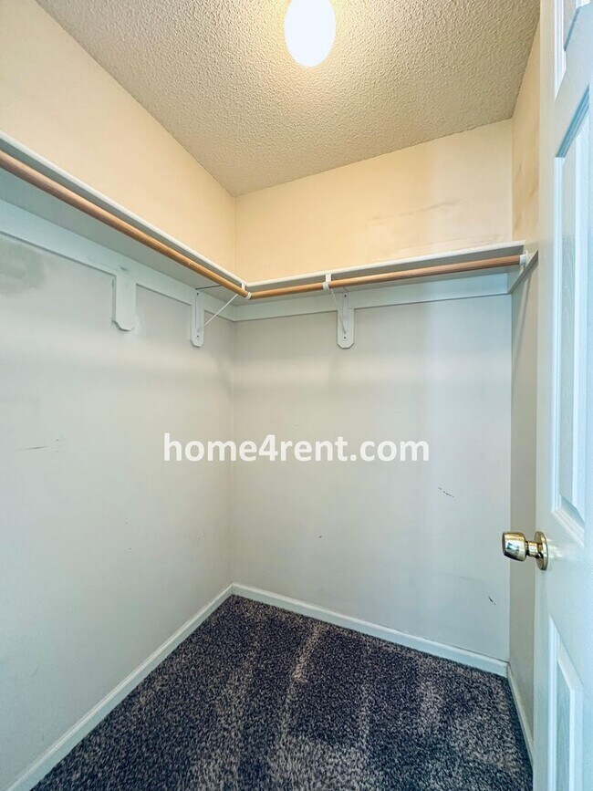 Building Photo - Overland Park Raised Ranch, Primary Suite ...