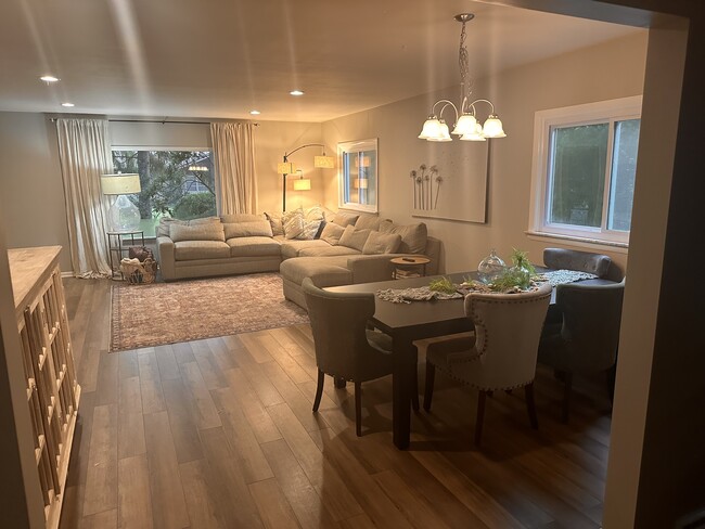 Dining room/ living room - 1110 E Wayne Ave