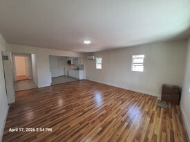Building Photo - 515 W 104th St