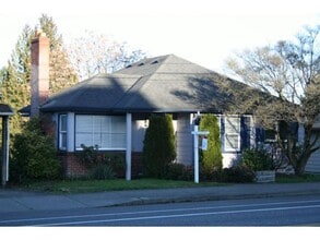 Building Photo - Charming Duplex w/Seprate Entrances, Close to all Amenites/Downtown