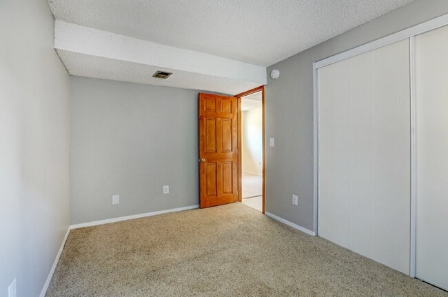 Building Photo - $3,200.00 - 3 Bedrooms, 2 Bathrooms, Singl...