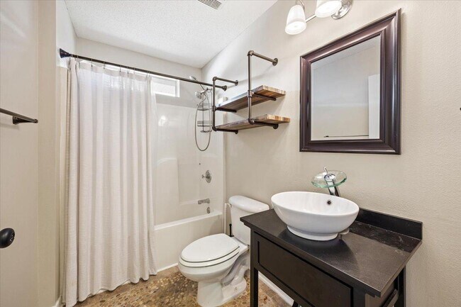 Building Photo - 1922 Coral St