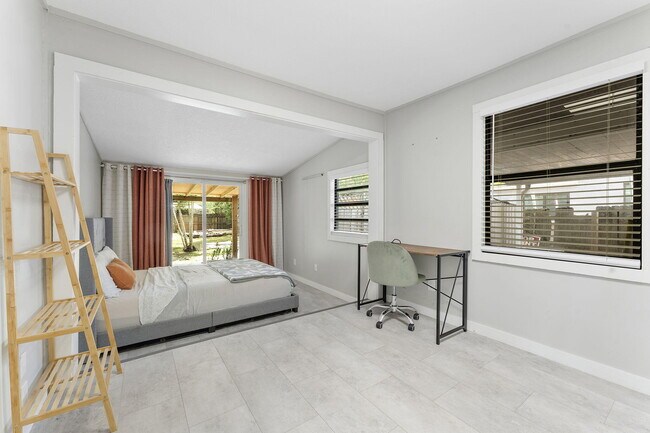 Building Photo - 1292 SW 25th Ave