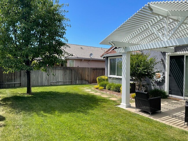 Building Photo - VERY NICELY UPDATED 3 BED, 2 BATHROOM, & 2...