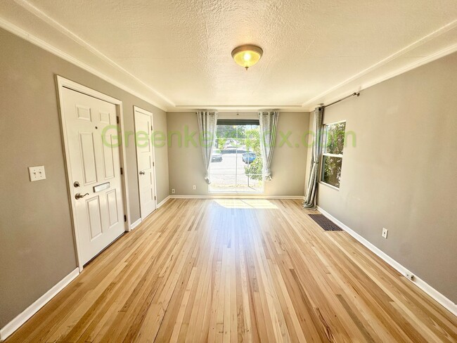 Building Photo - 2-Bedroom 2-Bathroom House in NE Portland,...