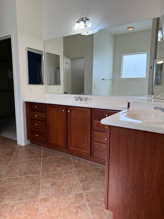 Building Photo - House For Rent