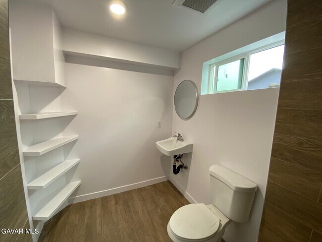 Building Photo - 448 W 41st Pl