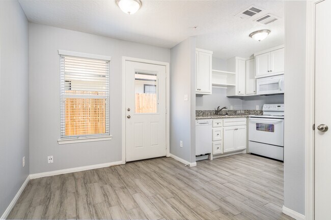 Building Photo - 207 N Poplar St