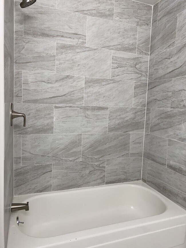 Building Photo - Start a Lease by 12/1 and Receive a $500 R...