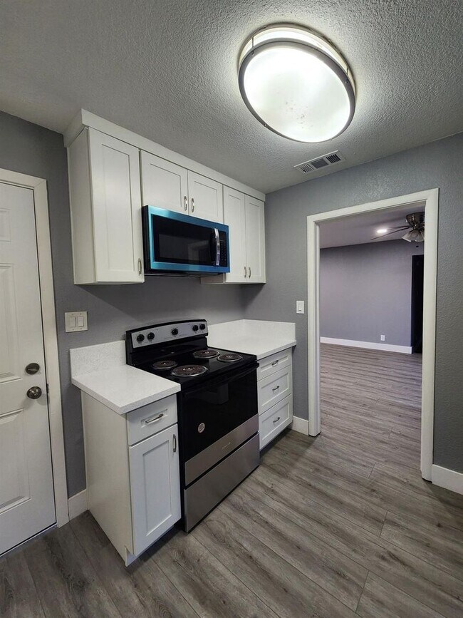 Building Photo - Charming 3-Bedroom Home for Rent in a Quie...