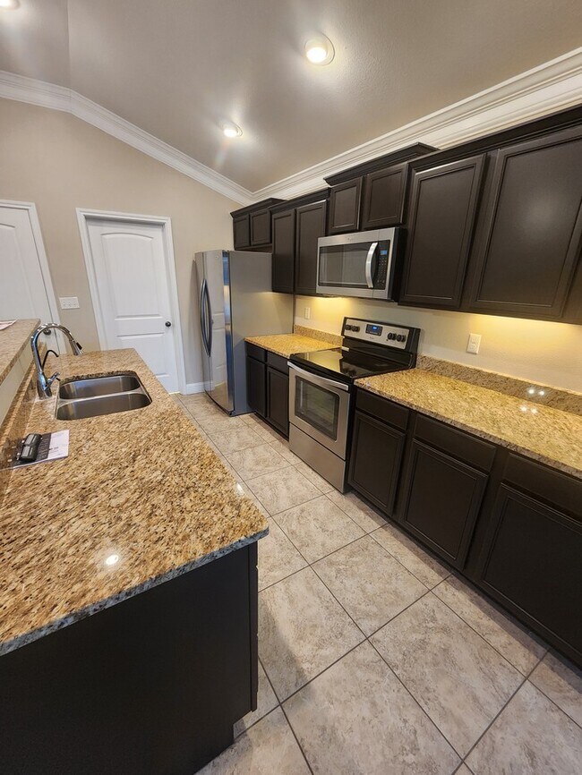 Building Photo - In Legends Park neighborhood! 3 bed 2 bath 2 car garage