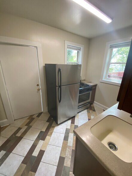 Building Photo - 3009 Ellwood Ave