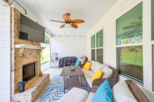 Building Photo - 2121 Charmond Dr