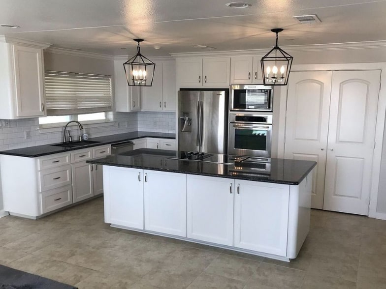 Primary Photo - 5 E Plaza