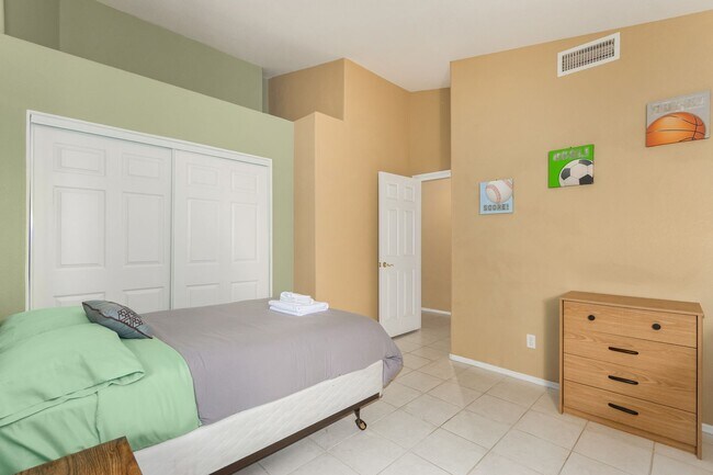 Building Photo - Spectacular 5 bdrm Home, OFFERS SOLAR ELECTRIC!