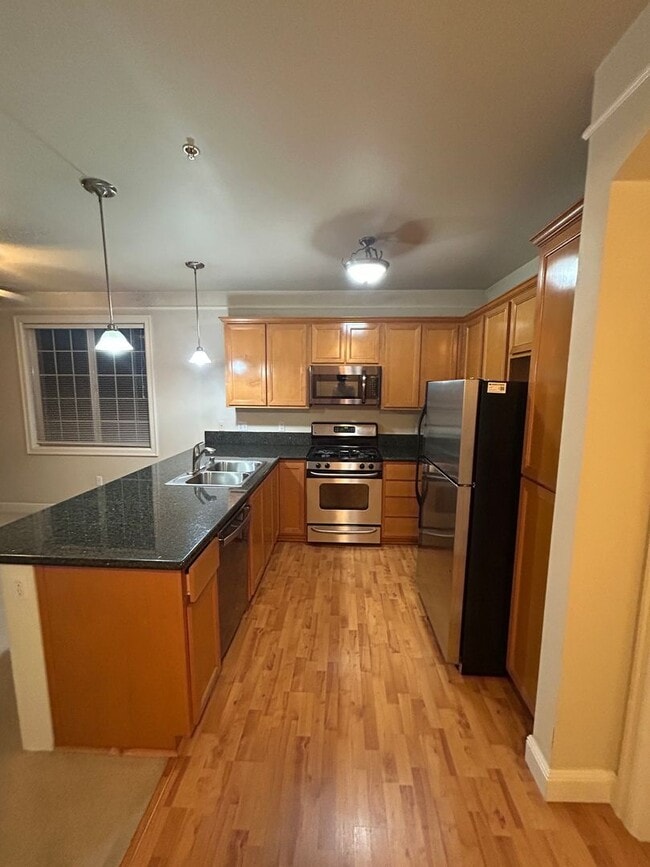 Building Photo - 2B, 2BA Top-Floor condo in South Renton wi...