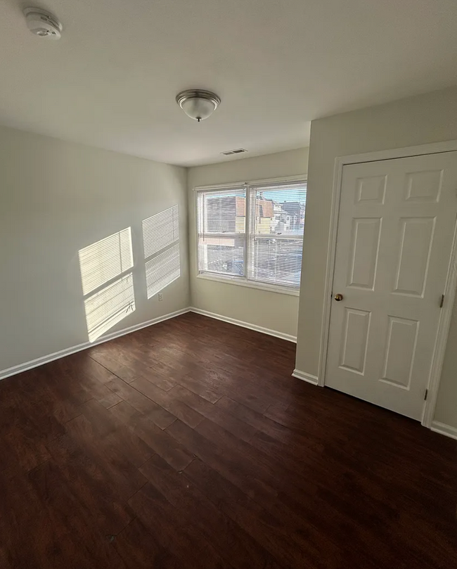 Building Photo - Modern 2-Bedroom Apartment in a Prime Loca...