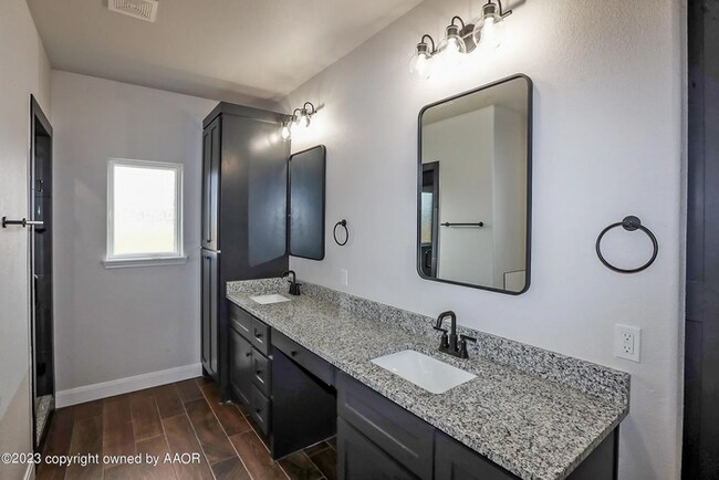 Building Photo - 504 Country Club Dr