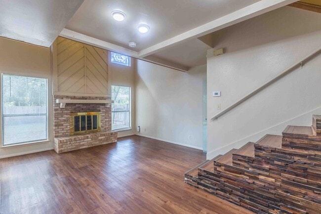 Building Photo - 3901 Knollwood Dr