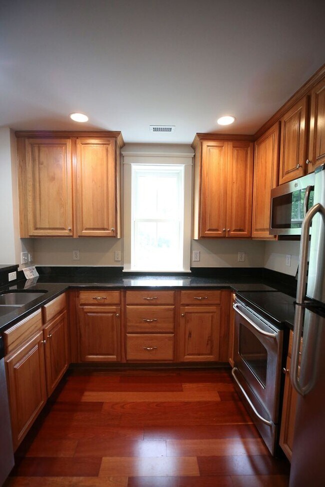 Building Photo - Available August 10th. Beautiful 3BR/2.5BA Townhome in Shelmore Village!