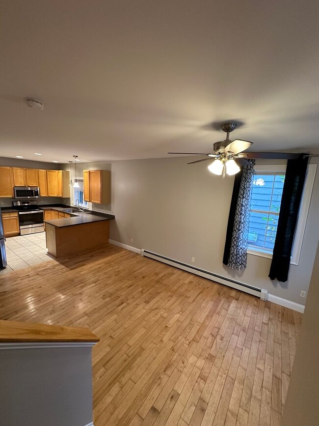 Building Photo - Beautiful Townhouse in NEW NORTH END Burlington 3BD/4BA