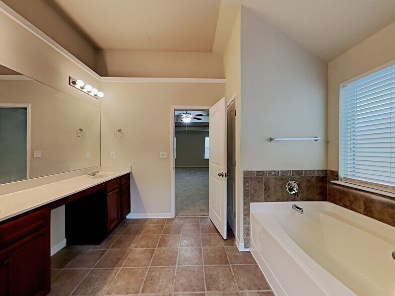 Building Photo - 3365 Gardenside Dr SW