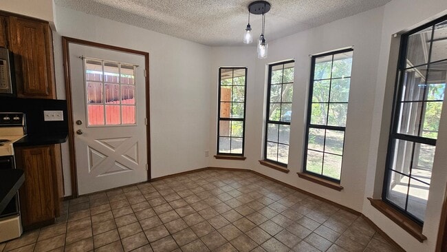 Building Photo - 1700 Kendolph Dr