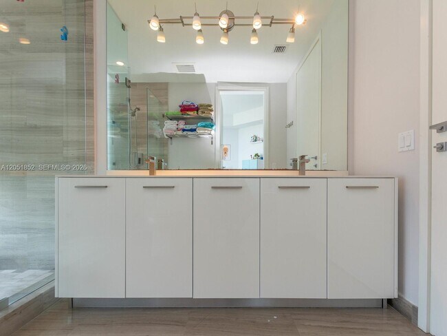 Building Photo - 1300 Brickell Bay Dr