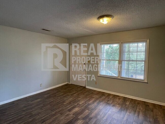 Building Photo - Three Bedroom Home in East Macon!