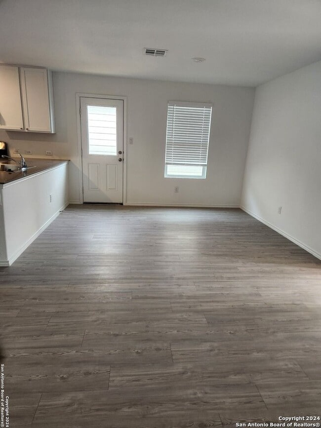 Building Photo - Well Maintained 4-Bedroom Home Near Lackland AFB