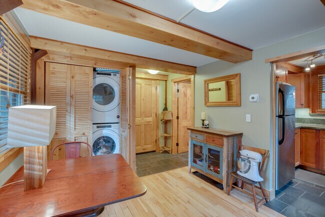 Building Photo - 7040 Bellevue Ave