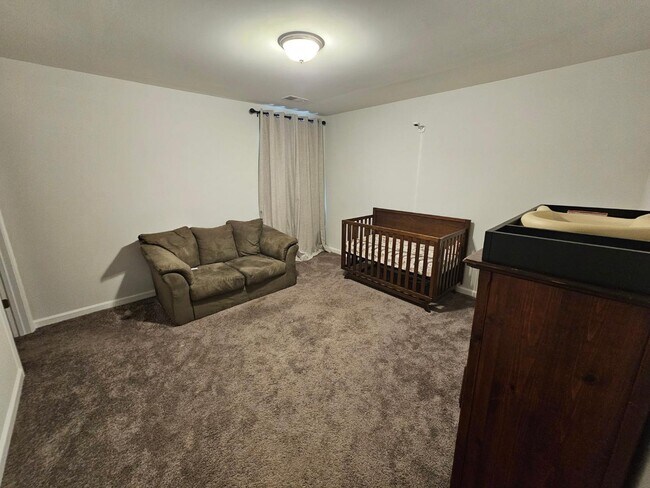 Building Photo - 819 Queenshire Ln