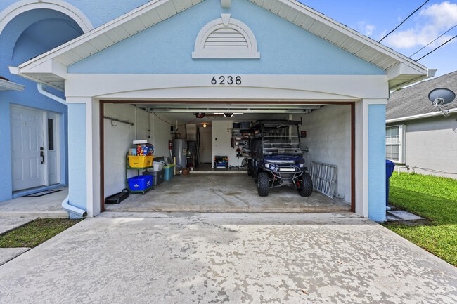 Building Photo - 6238 Pompano St