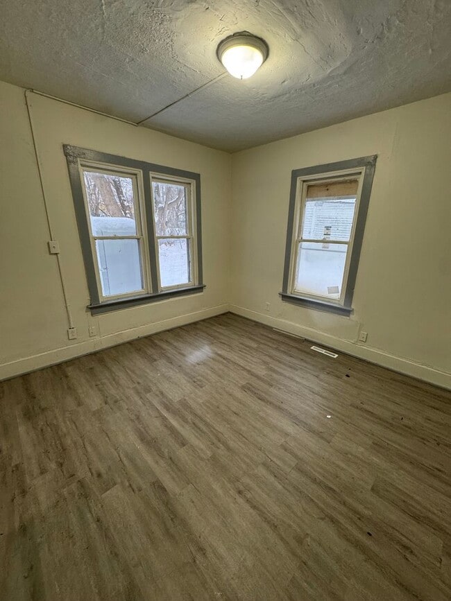 Building Photo - 2 Bed/ 1 Bath Apartment!